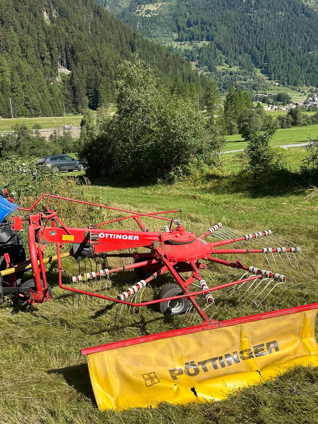 Pöttinger Raccolta foraggio grezzo: Kreiselschwader Pöttinger – Usato da Zernez venduto da ago_mlw6 1