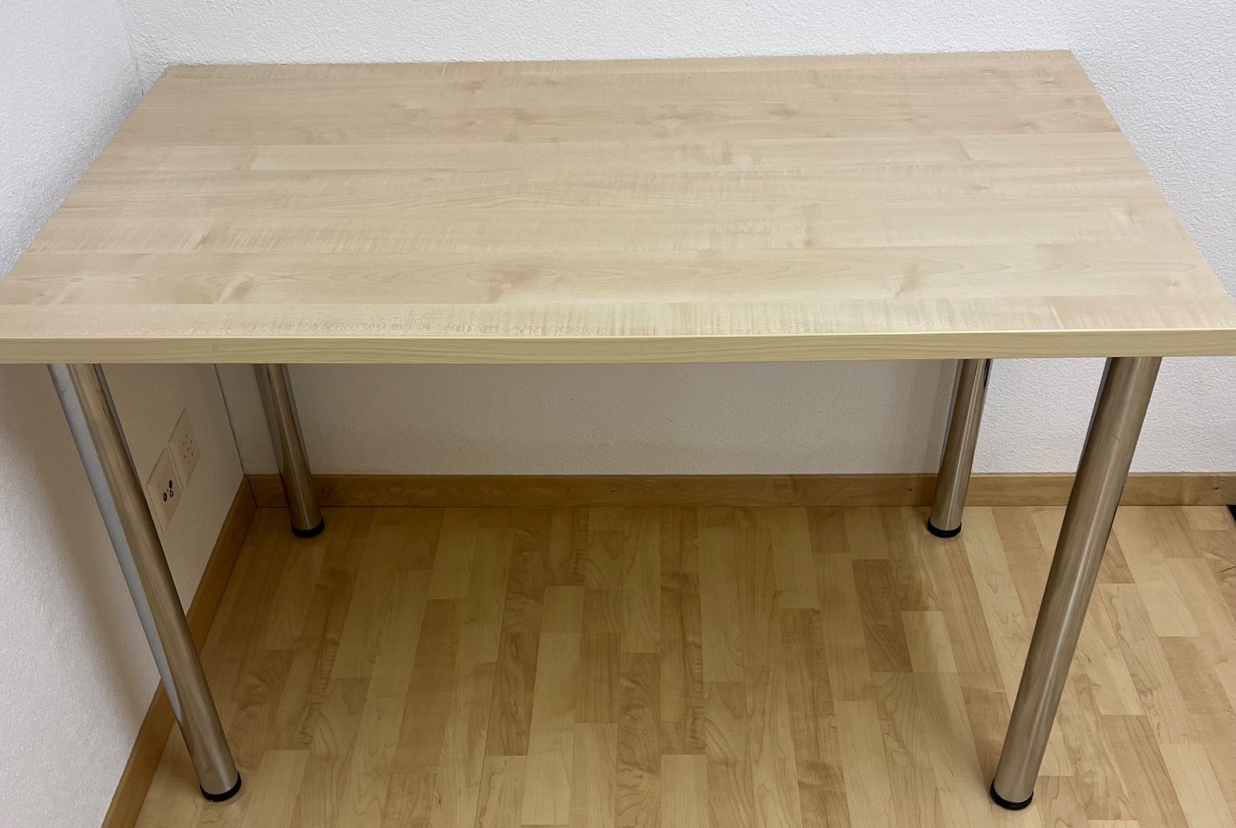Livique Bureaux: Bürotisch mit Metallbeinen – D'occasion à Hildisrieden par Mara6 1