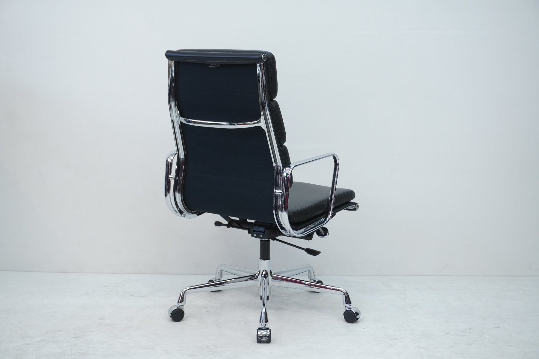 Vitra Sedie: Designklassiker Vitra Eames Soft Pad EA219 Leder schwarz – Usato da Bad Zurzach venduto da QLASSIQ 4