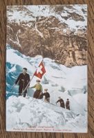 Gruppe gegen Station Eismeer mit Schweizerfahne, n. Paris