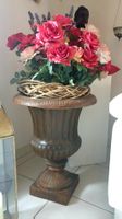 Pflanzenkübel mit künstlichen Rosen