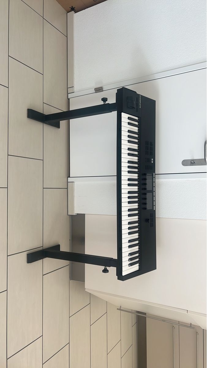 Native Instruments Strumenti musicali: Native Instruments Komplete Kontrol S61 MK2 - MIDI Keyboard – Usato da Steffisburg venduto da lar_r2c8