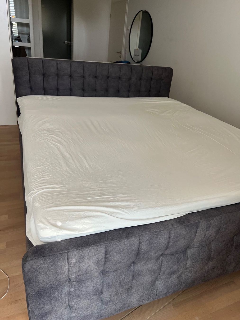 Betten: Boxspringbett grau (ohne Matratze) – Gebraucht aus Killwangen von leoleoleoleoleo