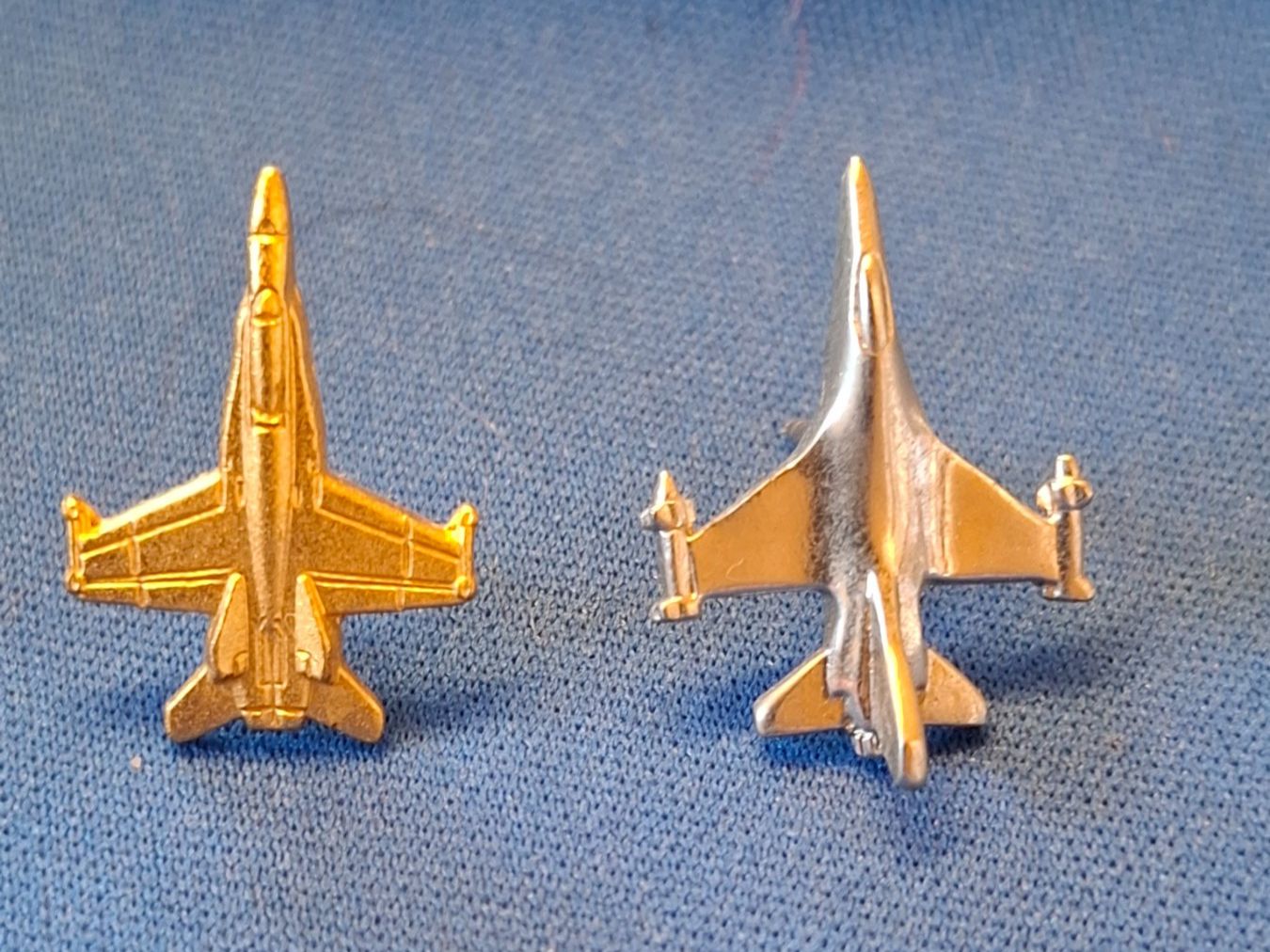 Schweizer Armee Placchette & Badge: Flugzeug FA-18 Pins, Anstecker, 2 Stk. – Usato da Schlieren venduto da Svenja7