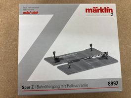 Märklin Spur Z 8992 Bahnübergang mit Halbschranke neu in OVP