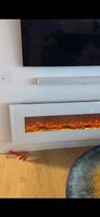 Moderner Elektrokamin mit LED-Flammen 