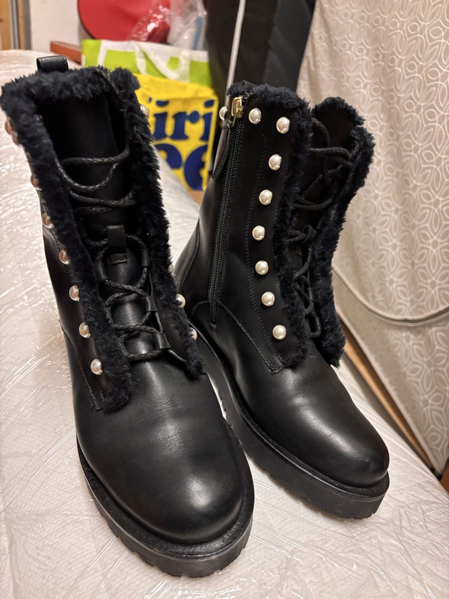 Damenschuhe: Chic Winter Boots with Pearls, Black Leather, Fur Inside – Gebraucht aus Zürich von Sonikasantos