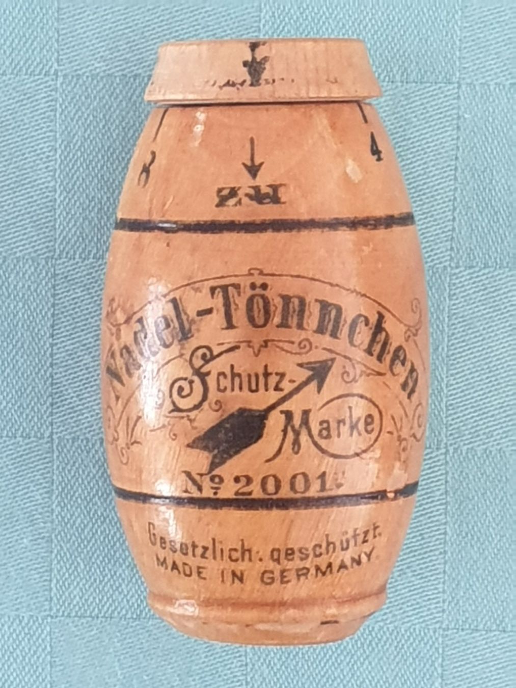 Nadeln: antikes Nadel-Tönnchen Schutz-Marke 2001 – Gebraucht aus Mörschwil von spirspi