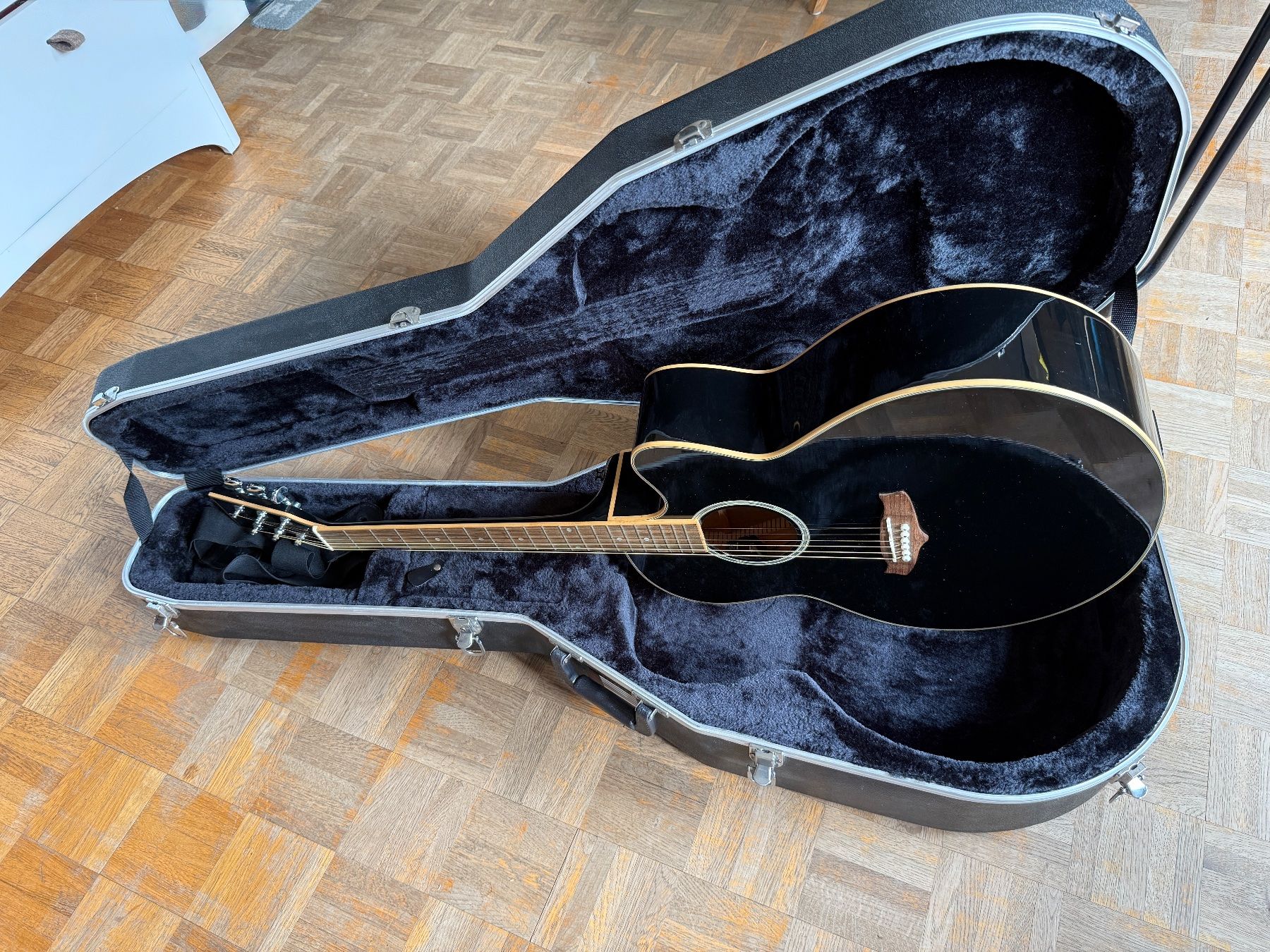 Strumenti musicali: Elektro-Akustikgitarre mit Fishman & Gator Koffer – Usato da Schaffhausen venduto da jplunkett