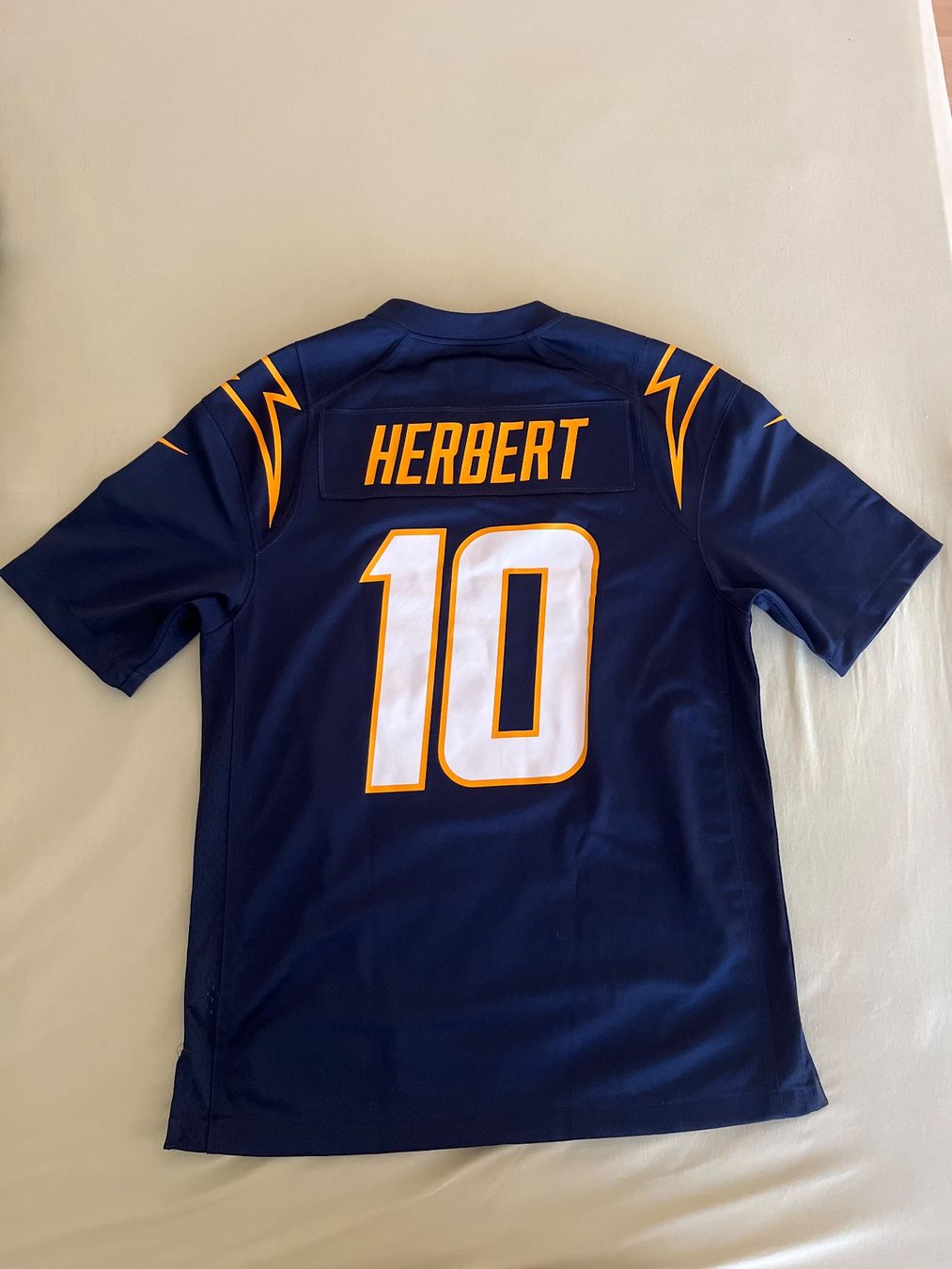 Nike Maillots de corps & Pantalons: Justin Herbert NFL trikot – D'occasion à Roggwil BE par mik_rb8w 1