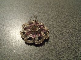 Anhänger silberfarbig, rund, violette Blume