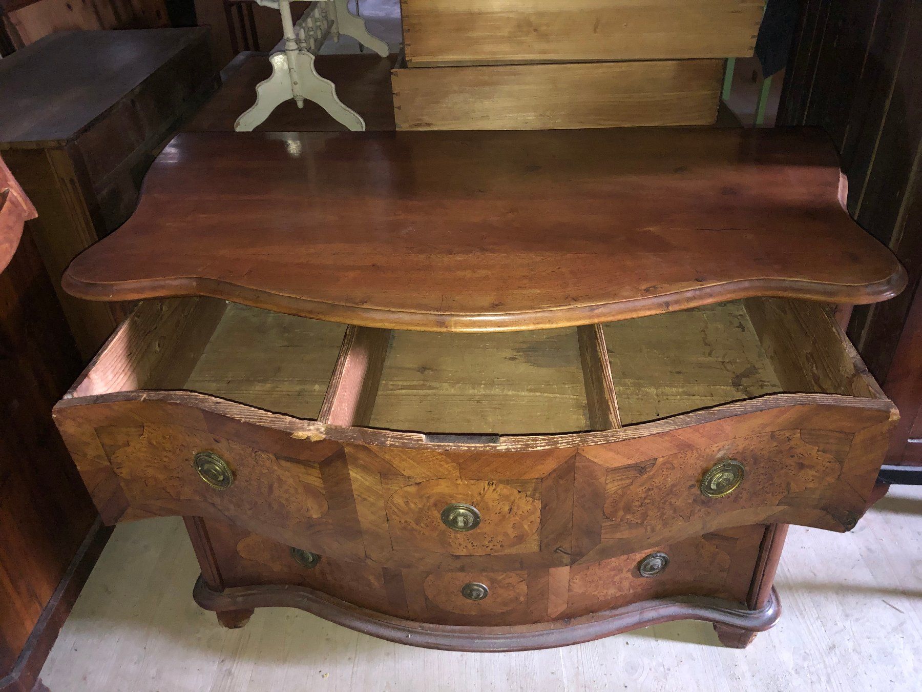 Cassettiere: Commode galbée baroque zurichoise Kommode antik – Usato da St-Cierges venduto da LeRegain 4