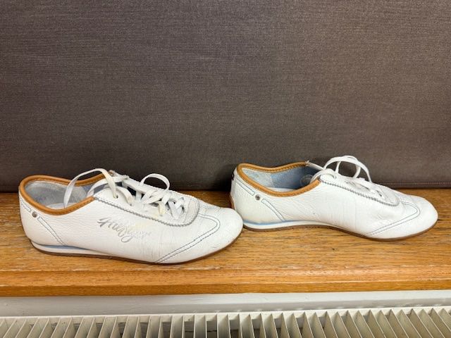 Tommy Hilfiger Damenschuhe: Tommy Hilfiger Sneaker Gr. 37, Leder, weiss – Gebraucht aus Winterthur von projectcleanup