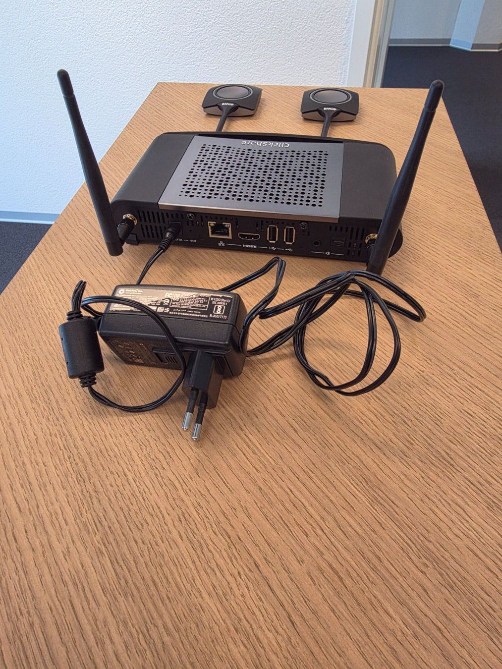 Barco Laufwerke & Adapter: Barco ClickShare CSE-200 Set mit 2 USB- Dongle und Netzteil – Gebraucht aus Zürich von rcu_9rpf 1