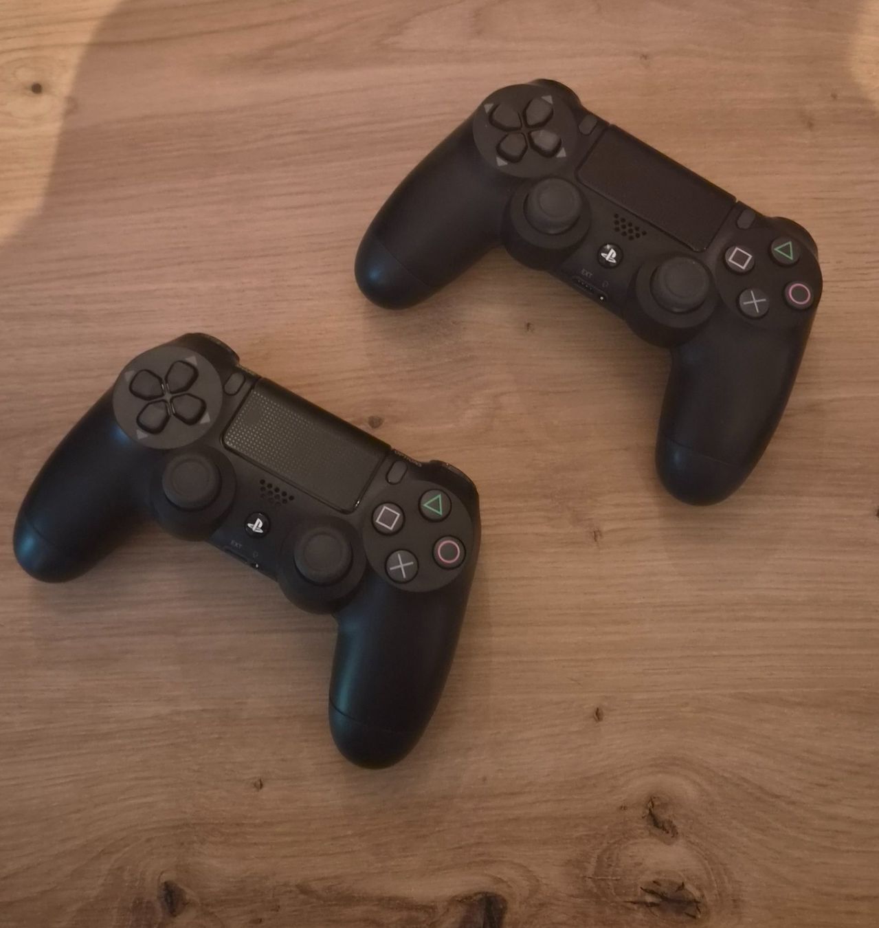 Sony Controller: Playstation 4 Controller schwarz, 2 Stk., gute Gebrauchtware – Usato da Kaiseraugst venduto da mma_t85r