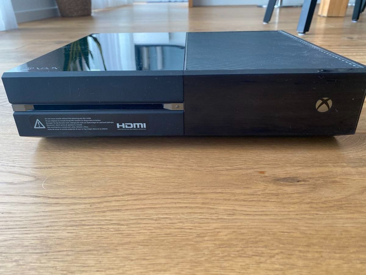 Microsoft Console: Xbox One + 2 Controller + Headset – Usato da Basel venduto da mgn_ft72 1