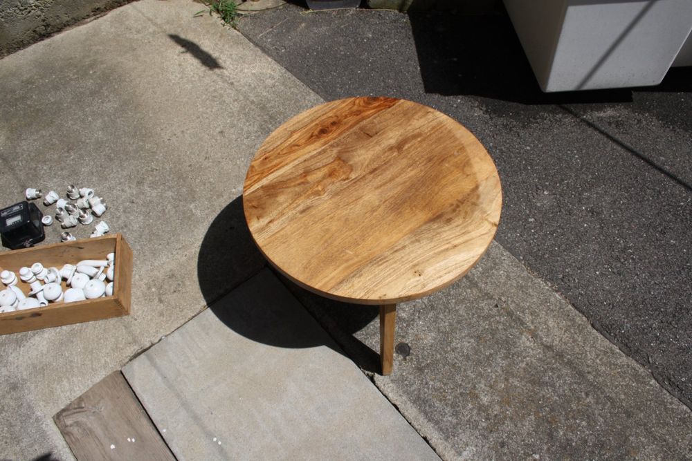 KLEINER RUNDER HOLZTISCH SALONTISCHLI Kaufen auf Ricardo