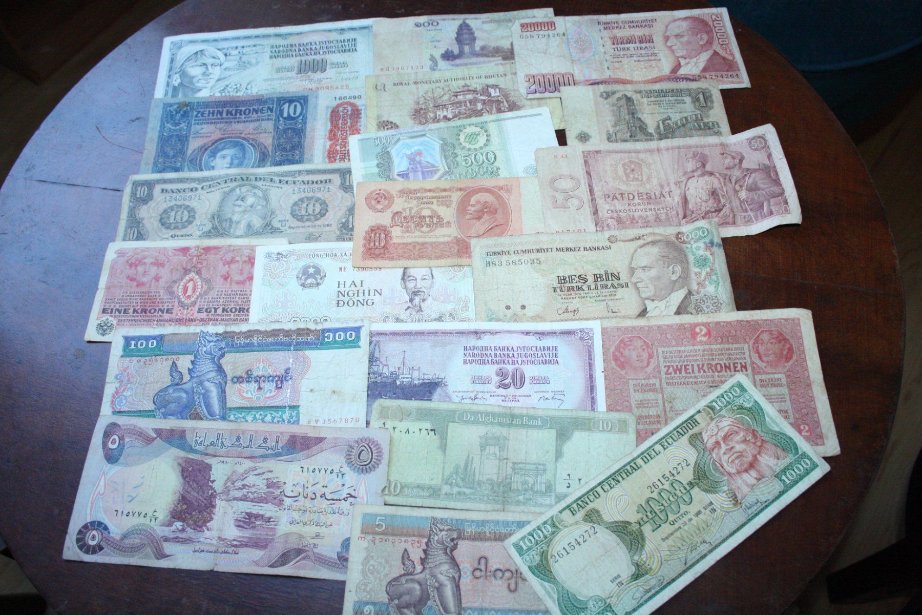Banconote: Lot 4 Vieux billets différents – Usato da Cormondrèche venduto da Hermes.monnaies