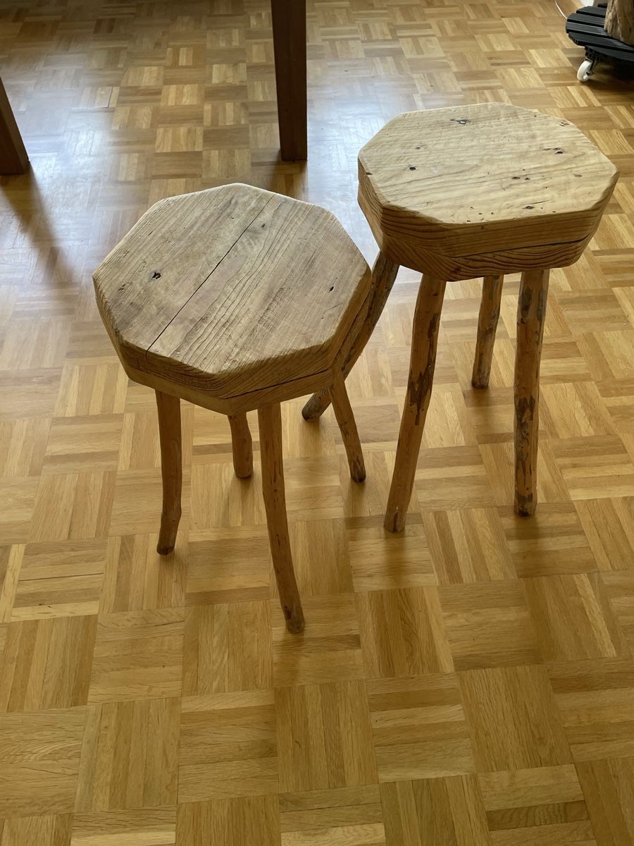 Sgabelli: Zwei Dekor Hocker aus Naturholz – Usato da Basel venduto da Kamberly 7