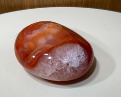 Sehr schöner Karneol mit Kristalle Free Form Handschmeichler
