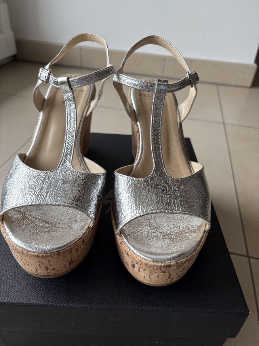 Scarpe da donna: Sandali con zeppa no. 40 – Usato da Davesco-Soragno venduto da dvf_7h6d