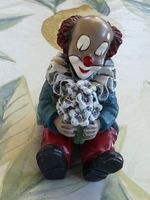 Süsser kleiner Gilde Clown mit Blumenstrauss