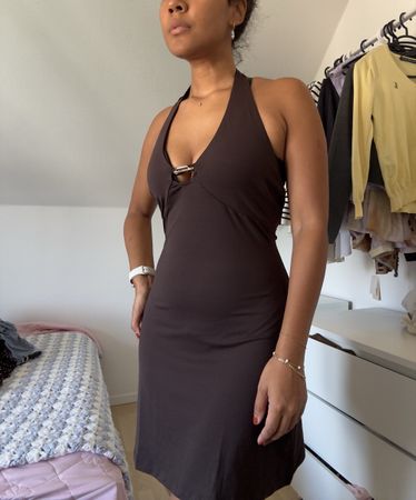 Dunkles Kleid Neckholder mit Metallring  