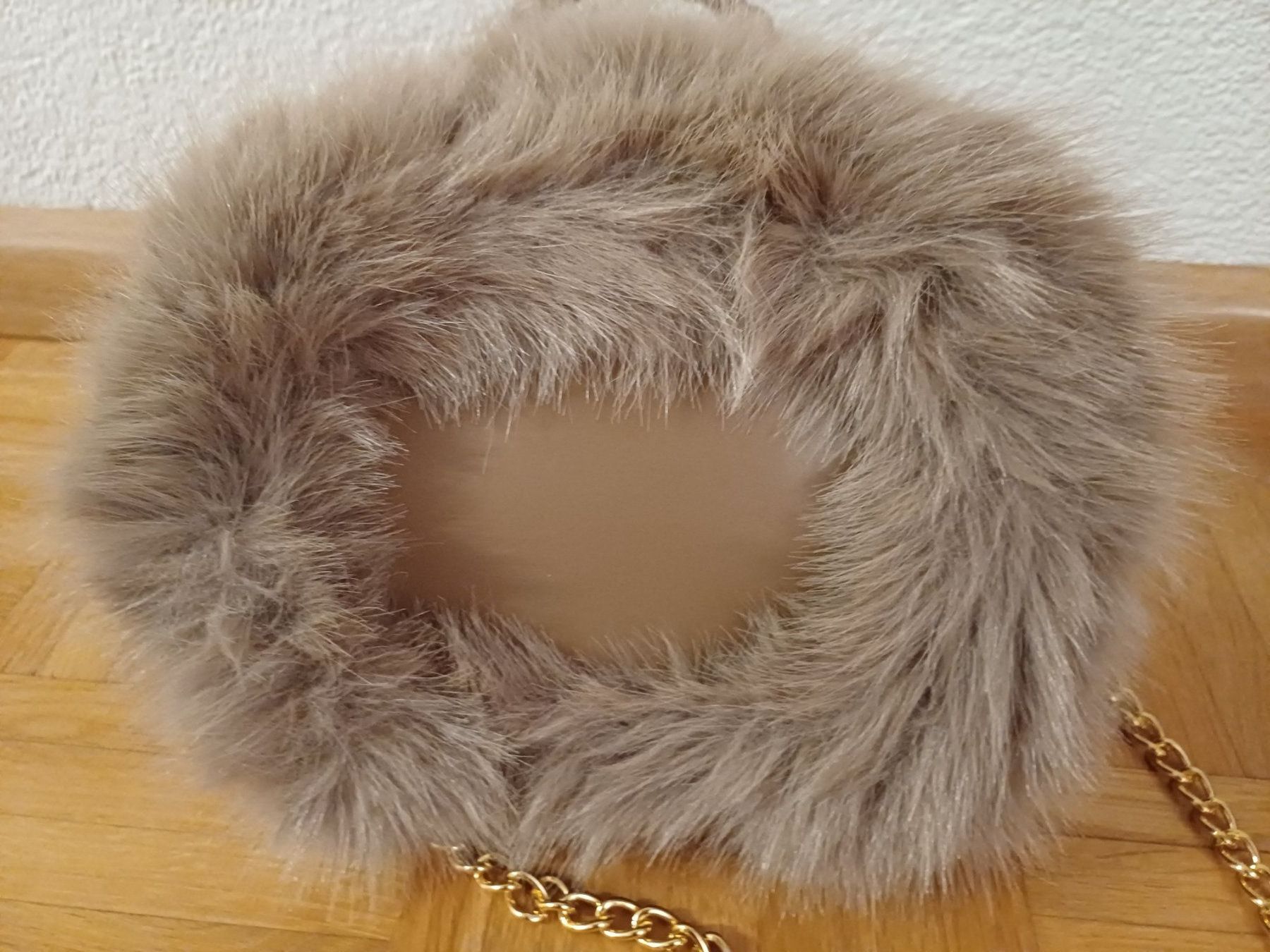 Borse da donna: Fluffy small Brown Handbag with Gold Chain – Nuovo (secondo la descrizione) da Dübendorf venduto da palemoon 4