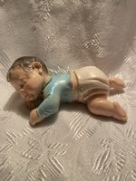 Baby Figur liegend schlafend gemarkt A. Bel Cari.