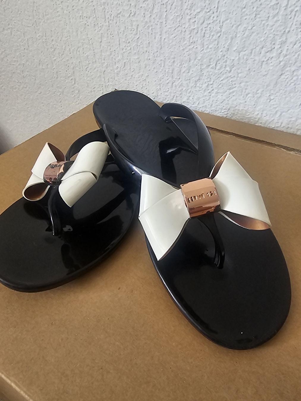 Ted Baker Scarpe da donna: Ted Baker Flip-Flops mit Schleife – Grösse 40  – Usato da Zunzgen venduto da Fleksi