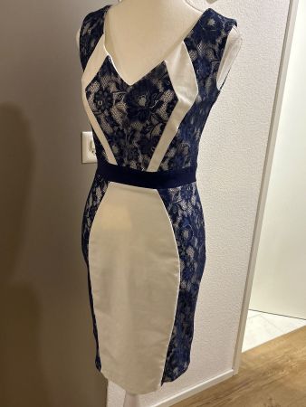 Etuikleid weiss mit Spitzen blau von Paper Dolls Gr. 36