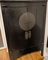 Schrank schwarz mit Messingbeschlägen guter Zustand