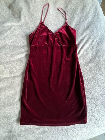 Robe bordeaux en velours à bretelles fines