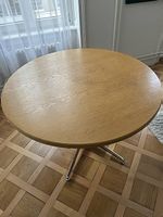 Runder Holztisch mit Metallfuss