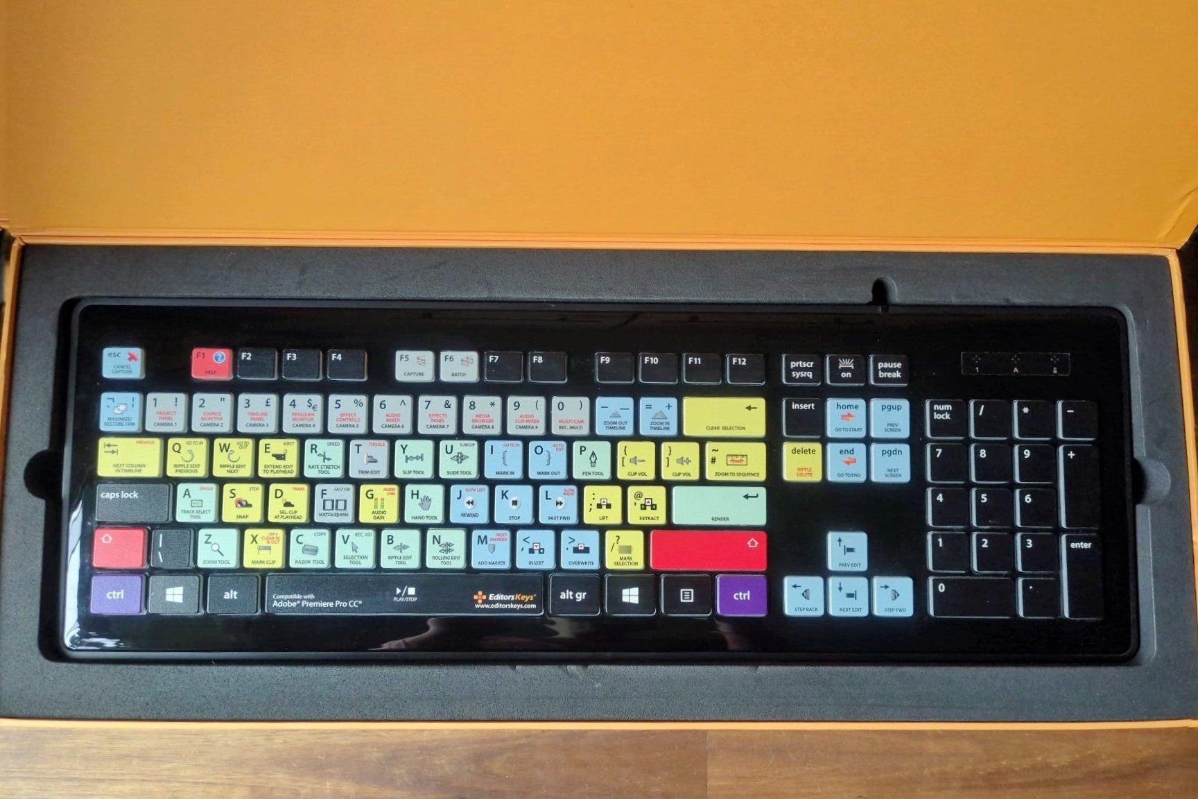 Tastiere: New EditorKeys Premiere Pro CC Backlit UK Keyboard – Nuovo (secondo la descrizione) da Langenthal venduto da YElektra 1