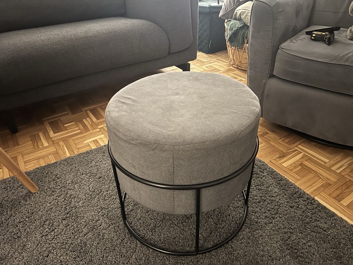 Hocker: Runder Hocker grau mit Metallgestell – Gebraucht aus Dielsdorf von zur_l8bs