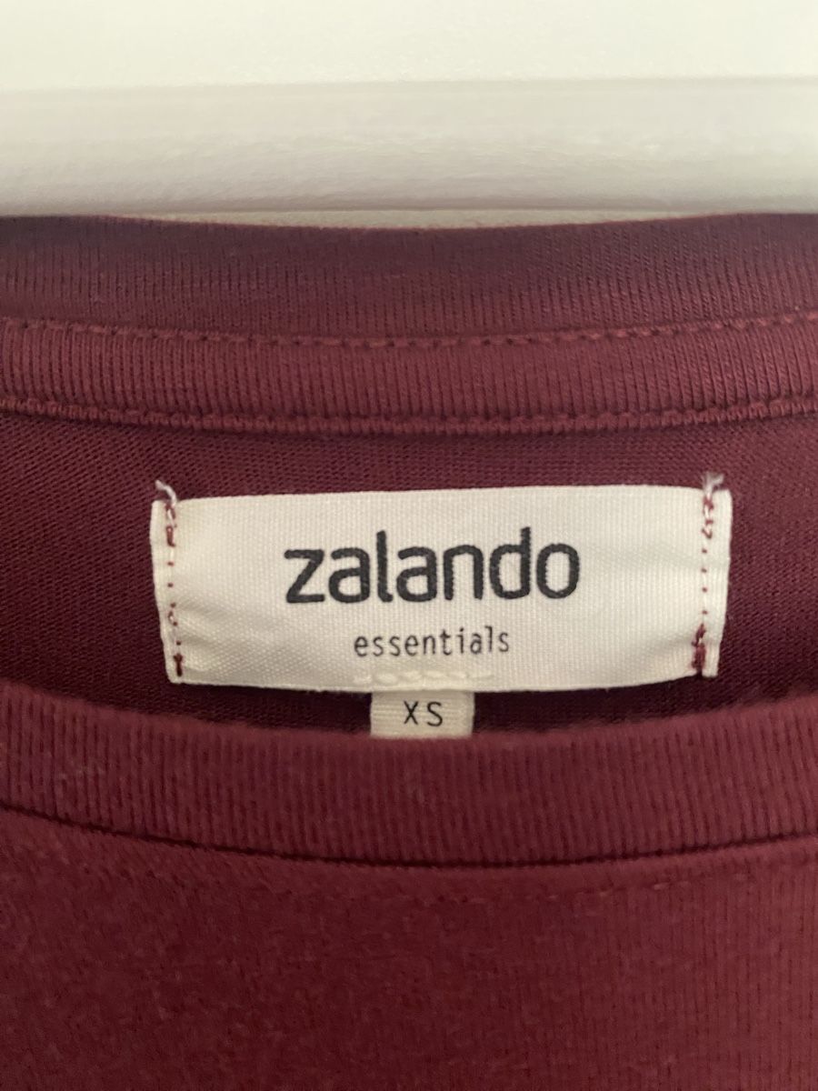 Pullover & Sweatshirts: Zalando Essentials Pullover dunkelrot Grösse XS ungetragen – Neu (gemäss Beschreibung) aus Hinwil von Cookie_B 1