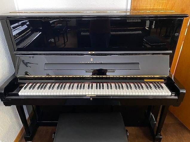 Steinway Musikinstrumente: Steinway & Sons K-132 – Gebraucht aus Bern von Heutschipiano