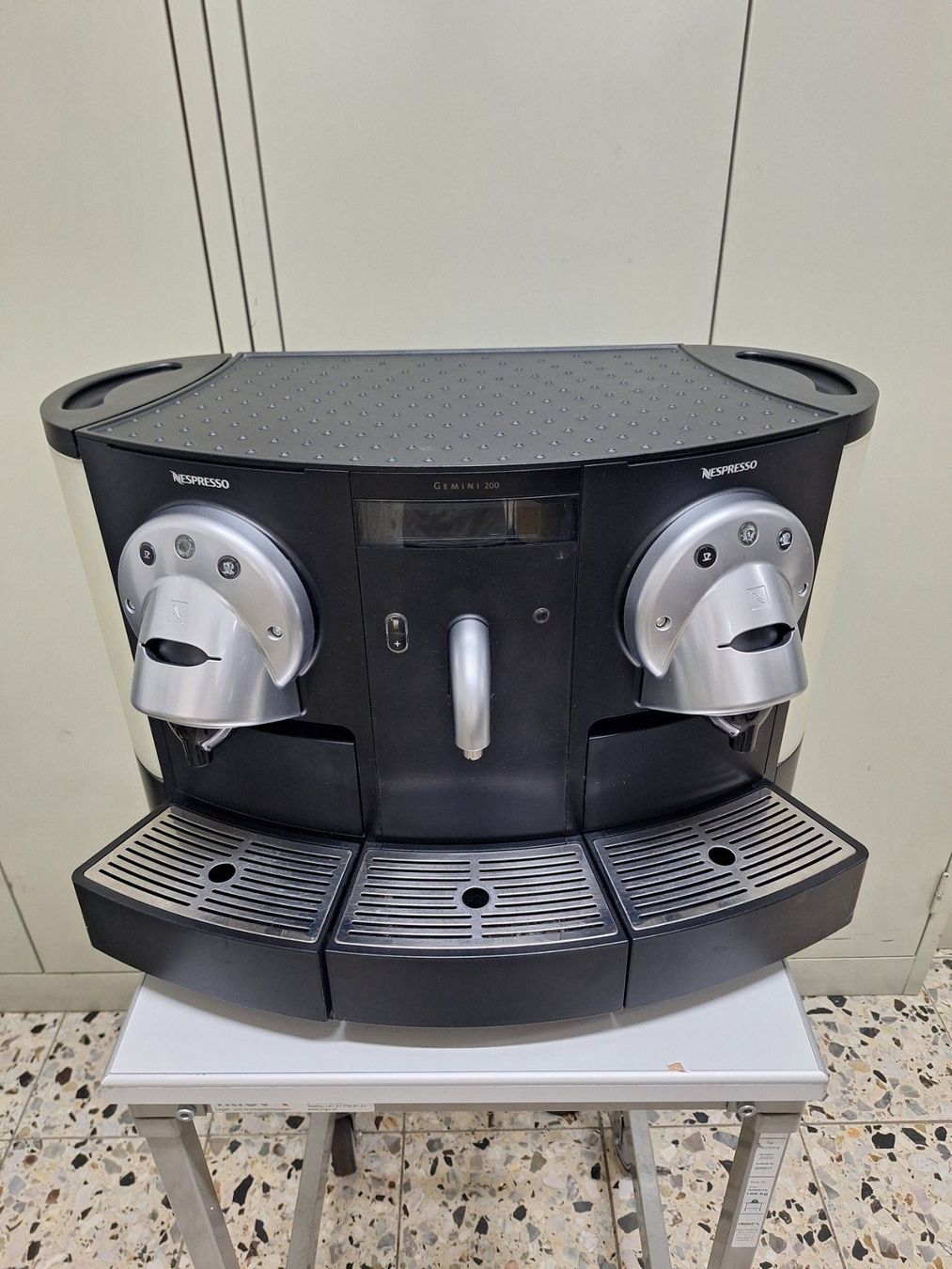 Nespresso Macchine per caffè & Macchine per espresso: 2 x Machine à café (capsule) NESPRESSO GEMINI 200 – Difettoso da Laconnex venduto da Patkek29