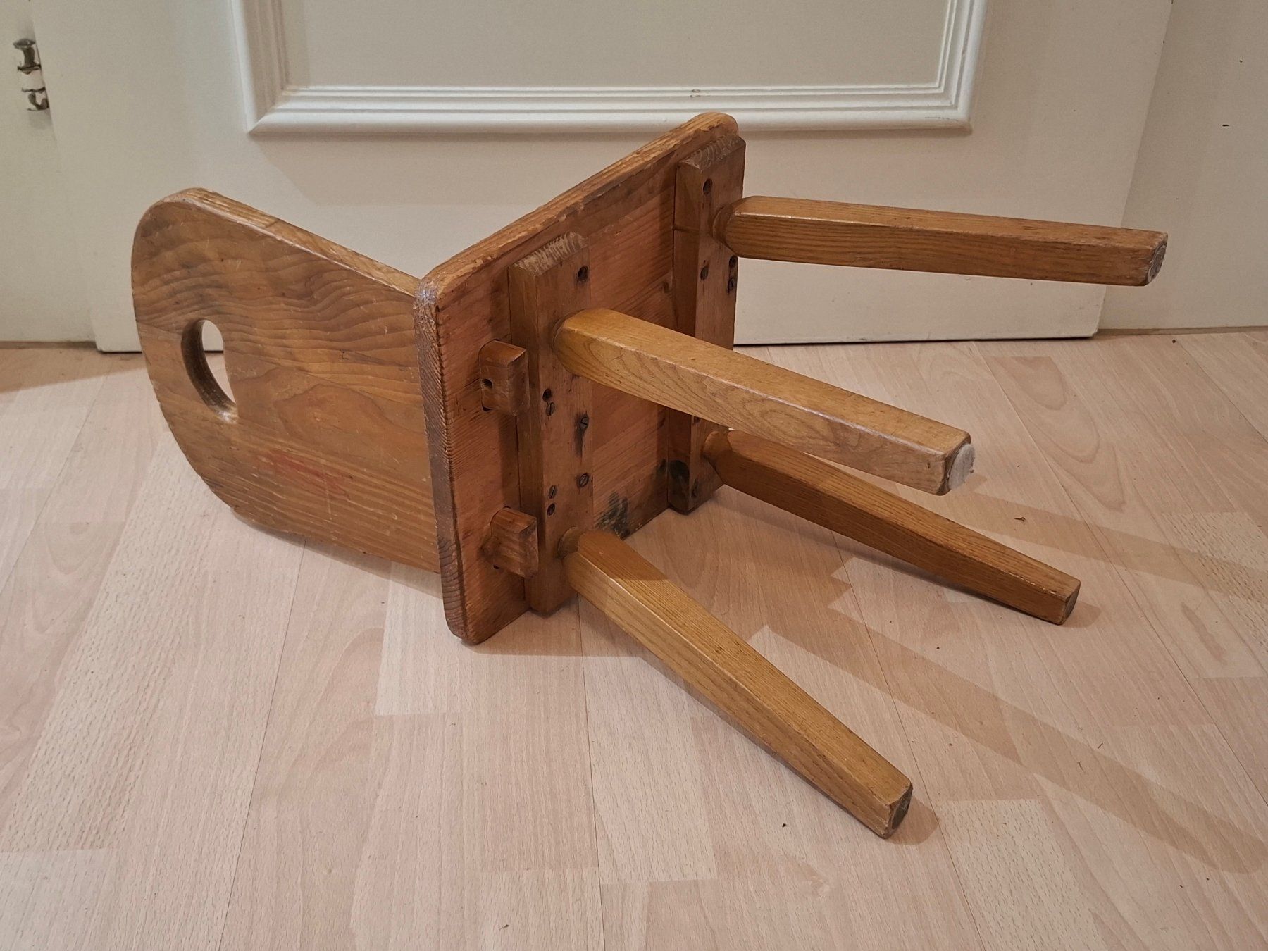 Stühle: Rustikale Kinderstuhl 1950 Authentischer Vintage-Alpenhocker – Gebraucht aus Zürich von bruzolda 4
