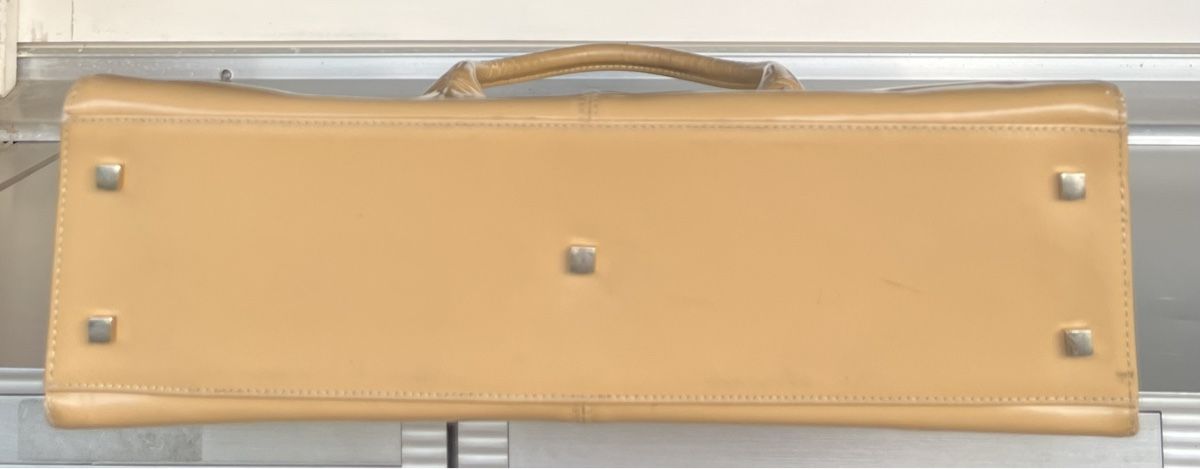 Navyboot Borse da donna: Sac à main NAVYBOOT verni beige bon état – Usato da La Tour-de-Peilz venduto da Pansy02 7