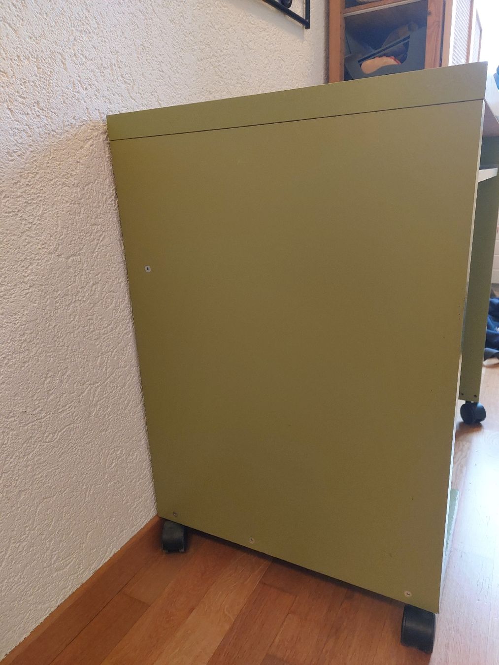 Scrivanie: Compact Computer Desk in Green with Pull-out Shelf, Used – Usato da Adliswil venduto da Jenhrt 3