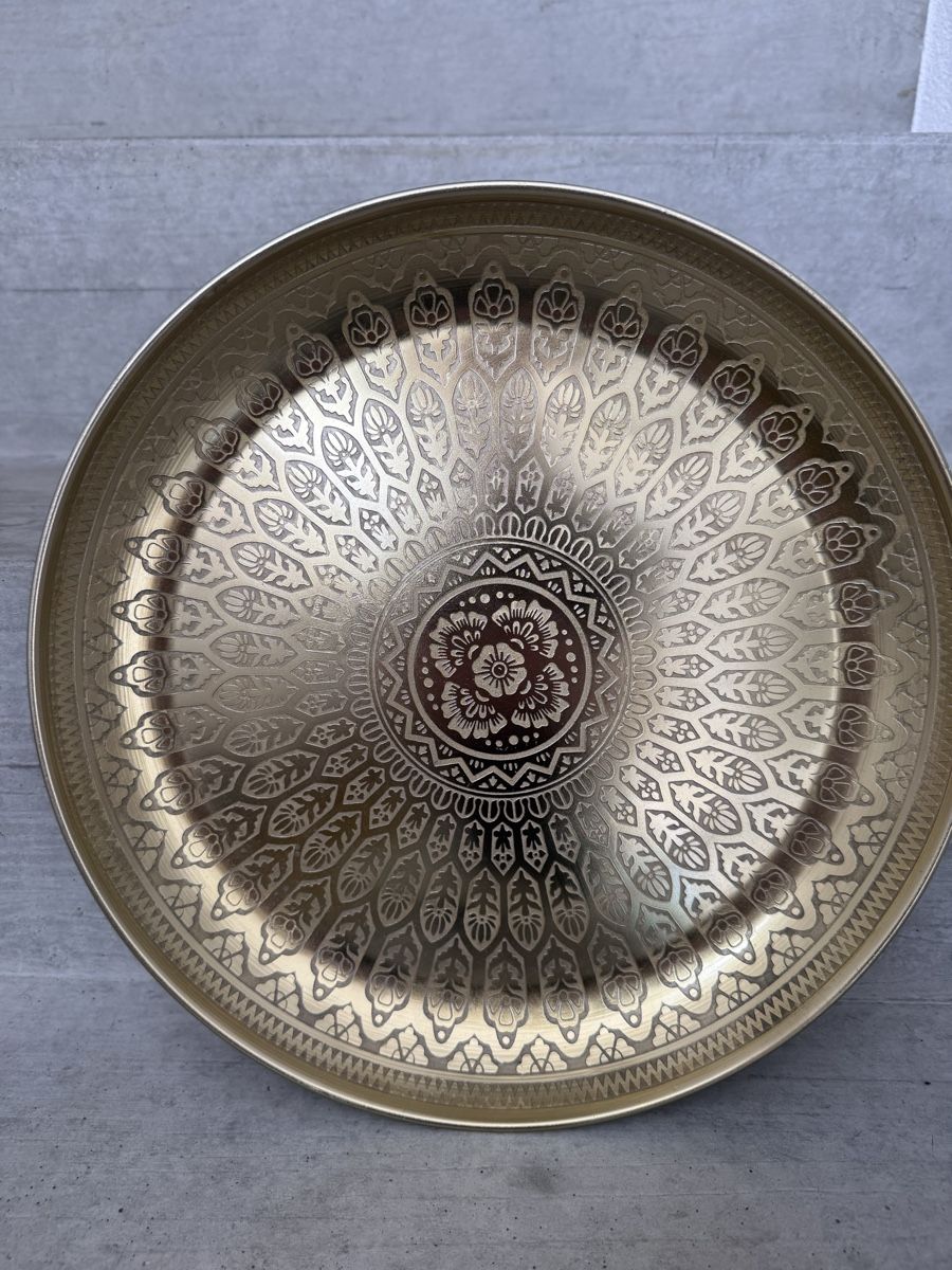 Piatti di portata: Goldenes Vintage Serviertablett, Durchmesser 33 cm. – Usato da Balterswil venduto da pat_7f8b