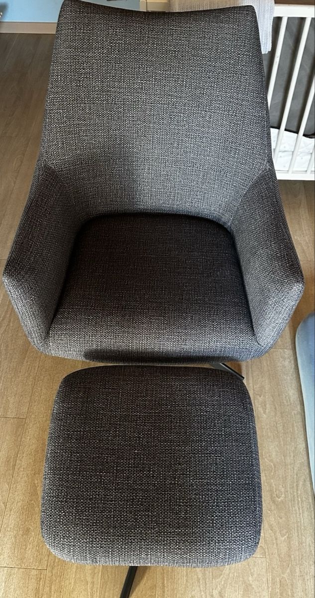Poltrone: Bequemer Sessel mit Hocker – Nuovo (secondo la descrizione) da Möriken AG venduto da Spittel_10 1