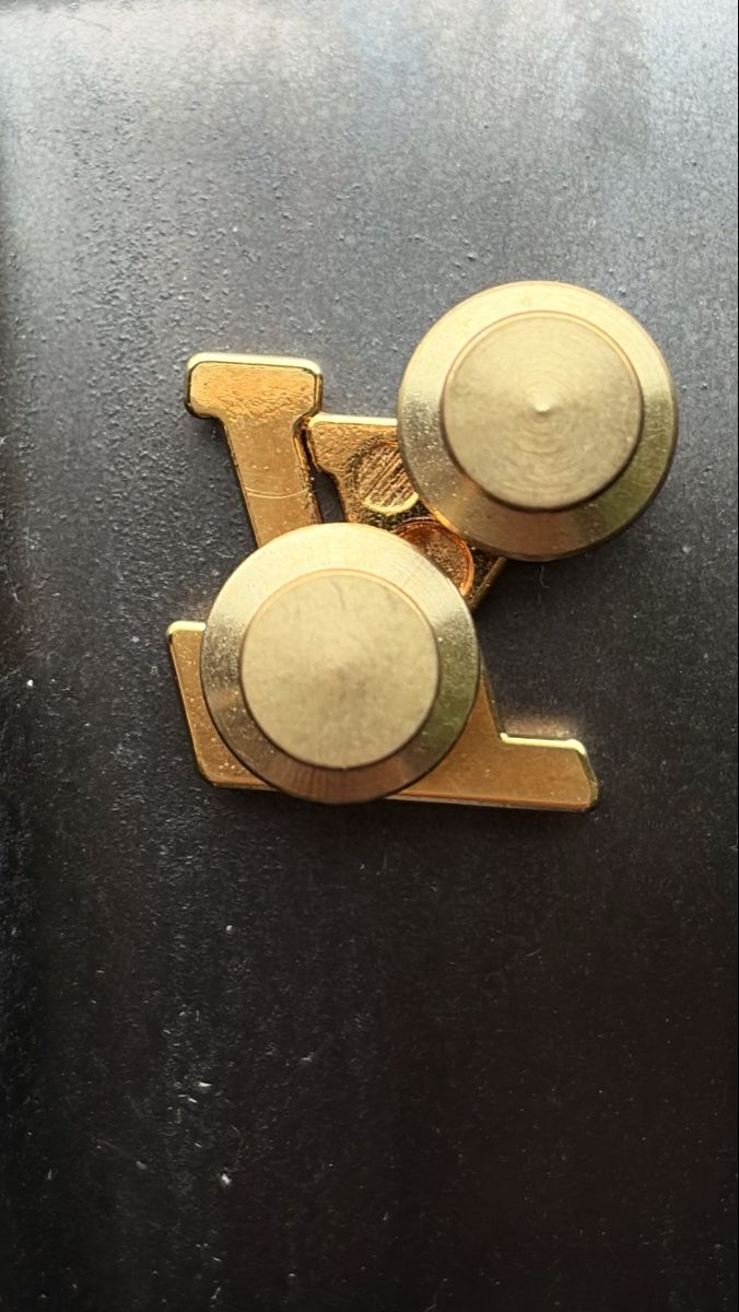 Louis Vuitton Broschen & Nadeln: Louis Vuitton Broche – Gebraucht aus St. Moritz von Capricorn88 2