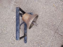Wandglocke aus Metall mit Halterung, gebrauchter Zustand