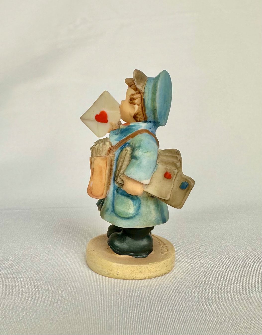 Hummel Statuette: Süsse Goebel Hummel Figur Postbote – Usato da Steinen venduto da SputnikSweetheart 1