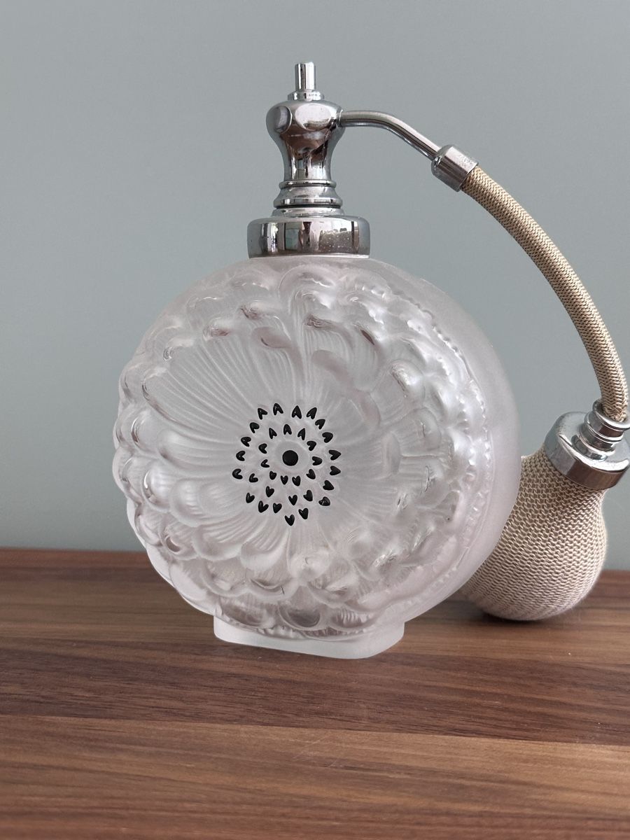 Lalique Flaconi: Lalique Perfume Bottle – Difettoso da Zürich venduto da Ddechkovd
