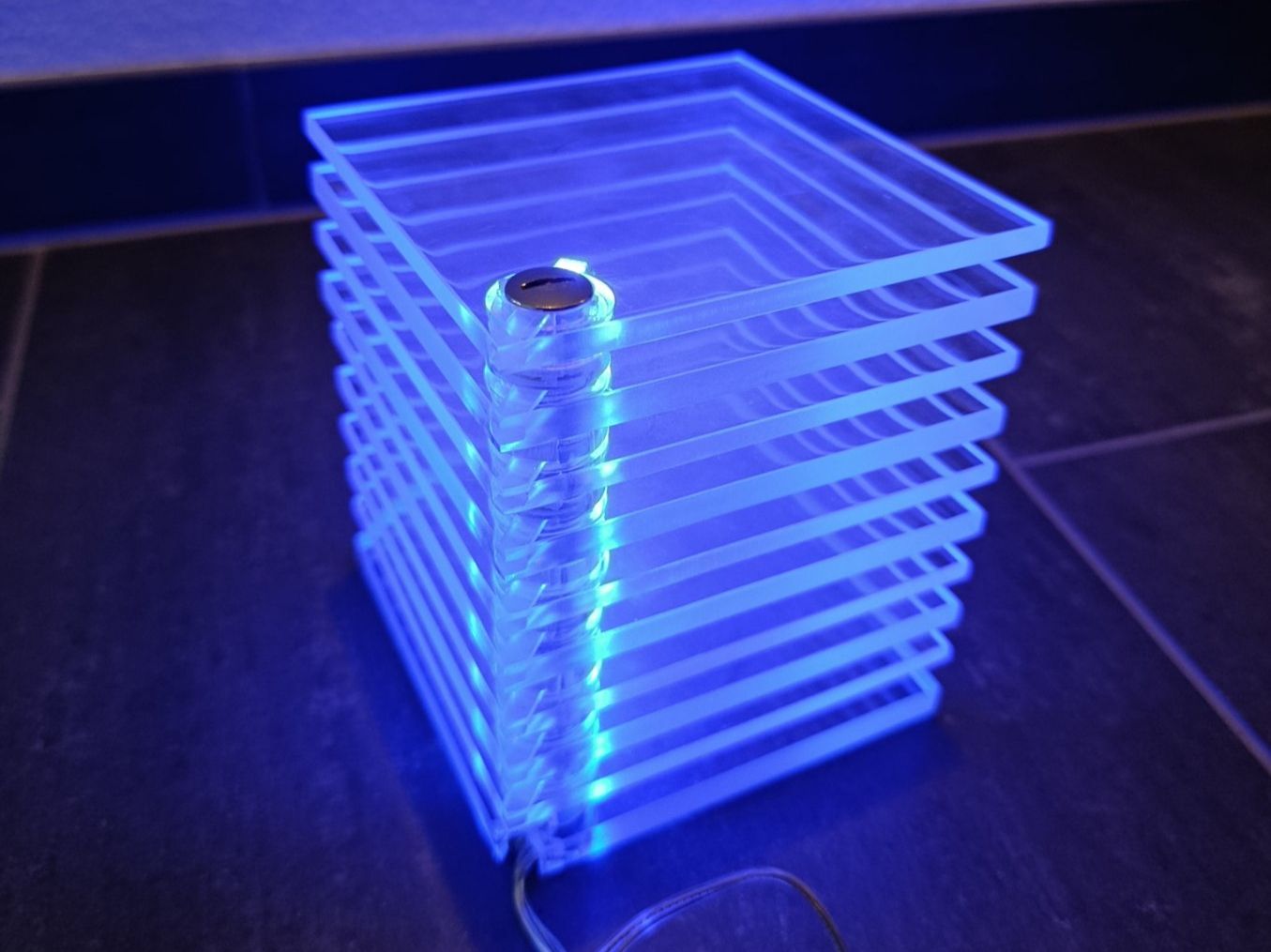 Ikea Lampade: Ikea TYBBLE Plexiglas Tischlampe 2003 – Usato da Wil SG venduto da Donaldus