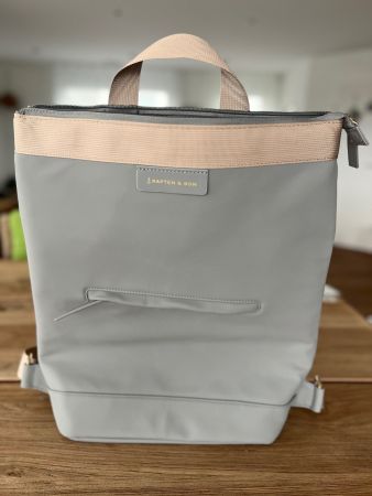 Stylischer Rucksack von KAPTEN & SON in Grau